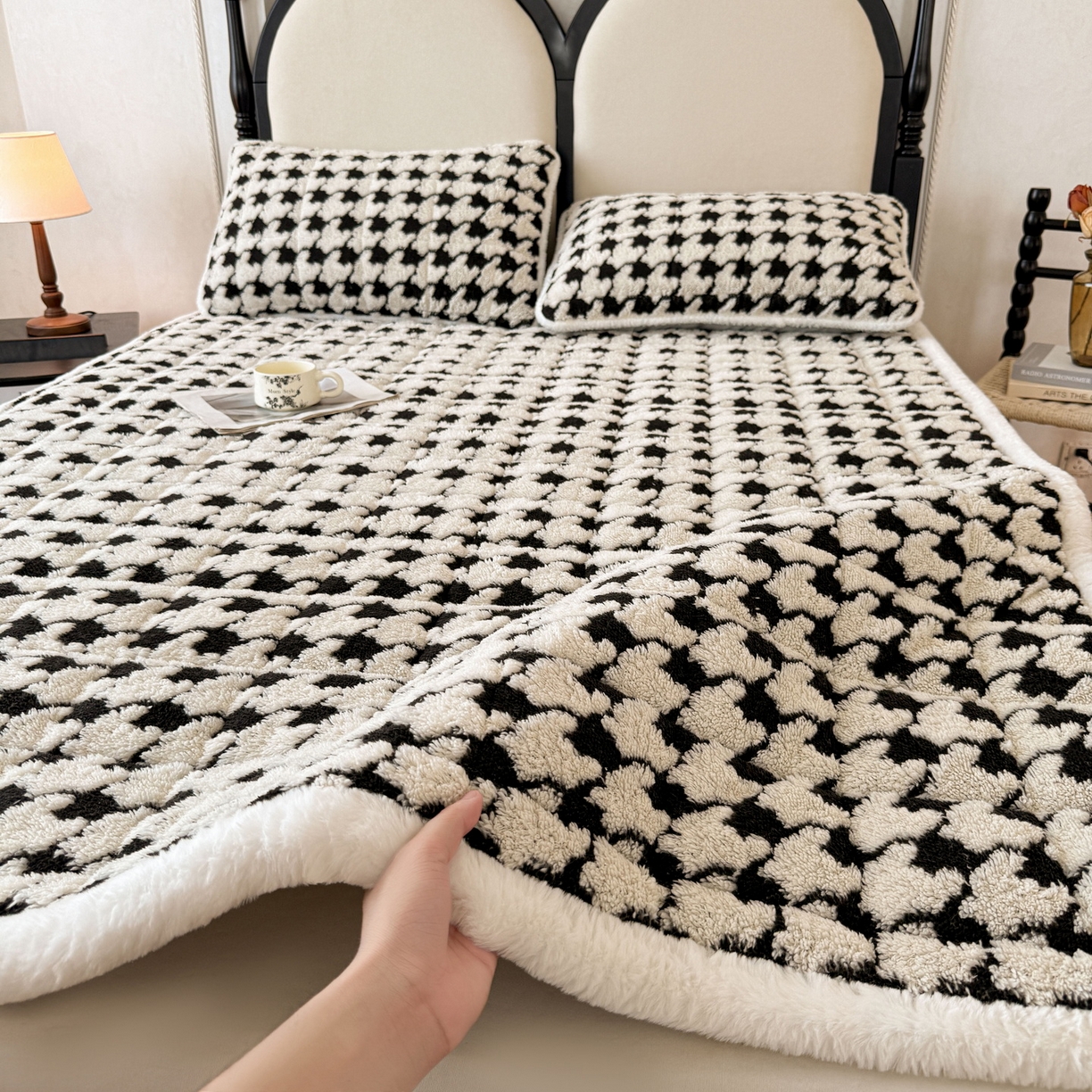 91家纺网 家纺一手货源 找家纺 LIFE.丽芙 2025秋冬新款色纱提花舒棉绒加厚夹棉床垫床护垫单件简约床褥床垫子三件套 千鸟格-黑白