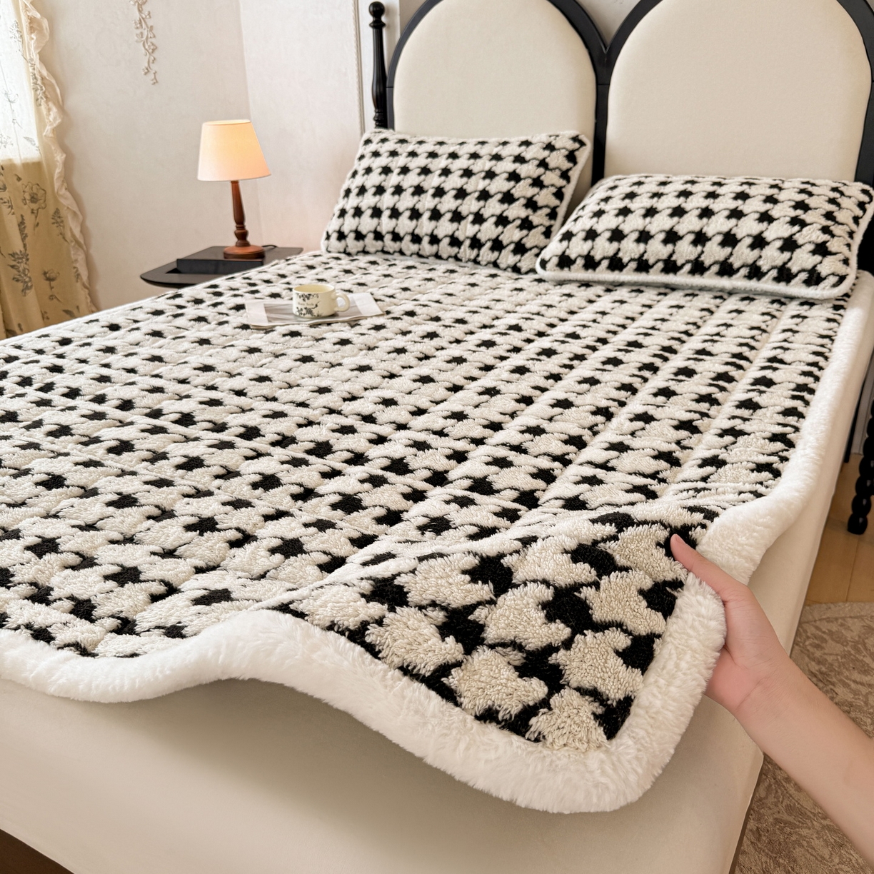 91家纺网 家纺一手货源 找家纺 LIFE.丽芙 2025秋冬新款色纱提花舒棉绒加厚夹棉床垫床护垫单件简约床褥床垫子三件套 千鸟格-黑白