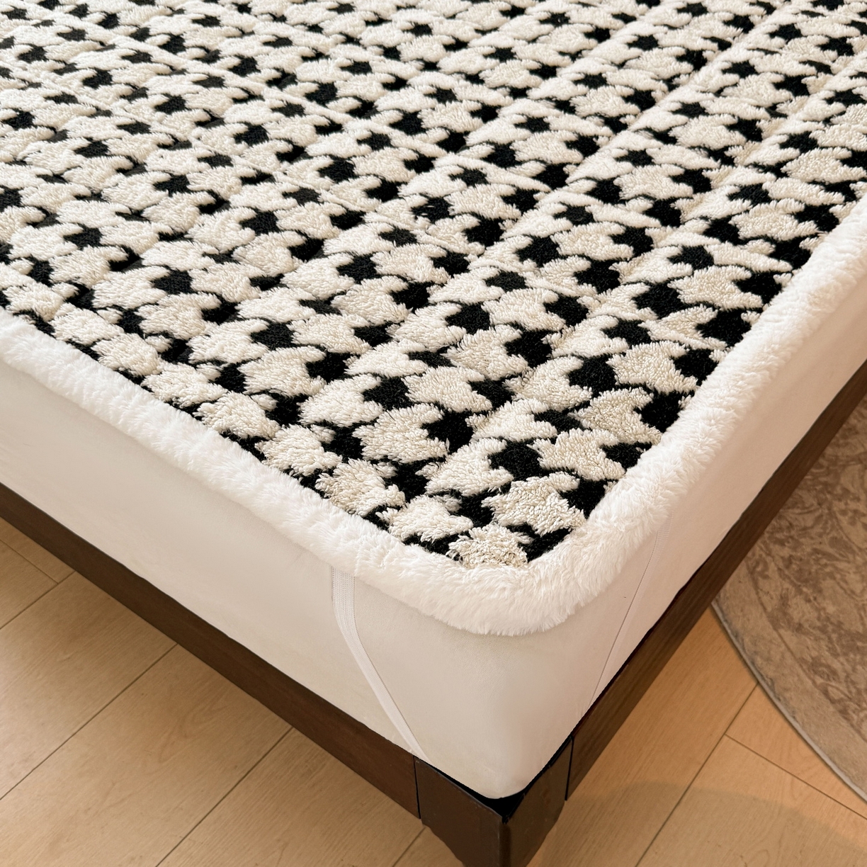 91家纺网 家纺一手货源 找家纺 LIFE.丽芙 2025秋冬新款色纱提花舒棉绒加厚夹棉床垫床护垫单件简约床褥床垫子三件套 千鸟格-黑白