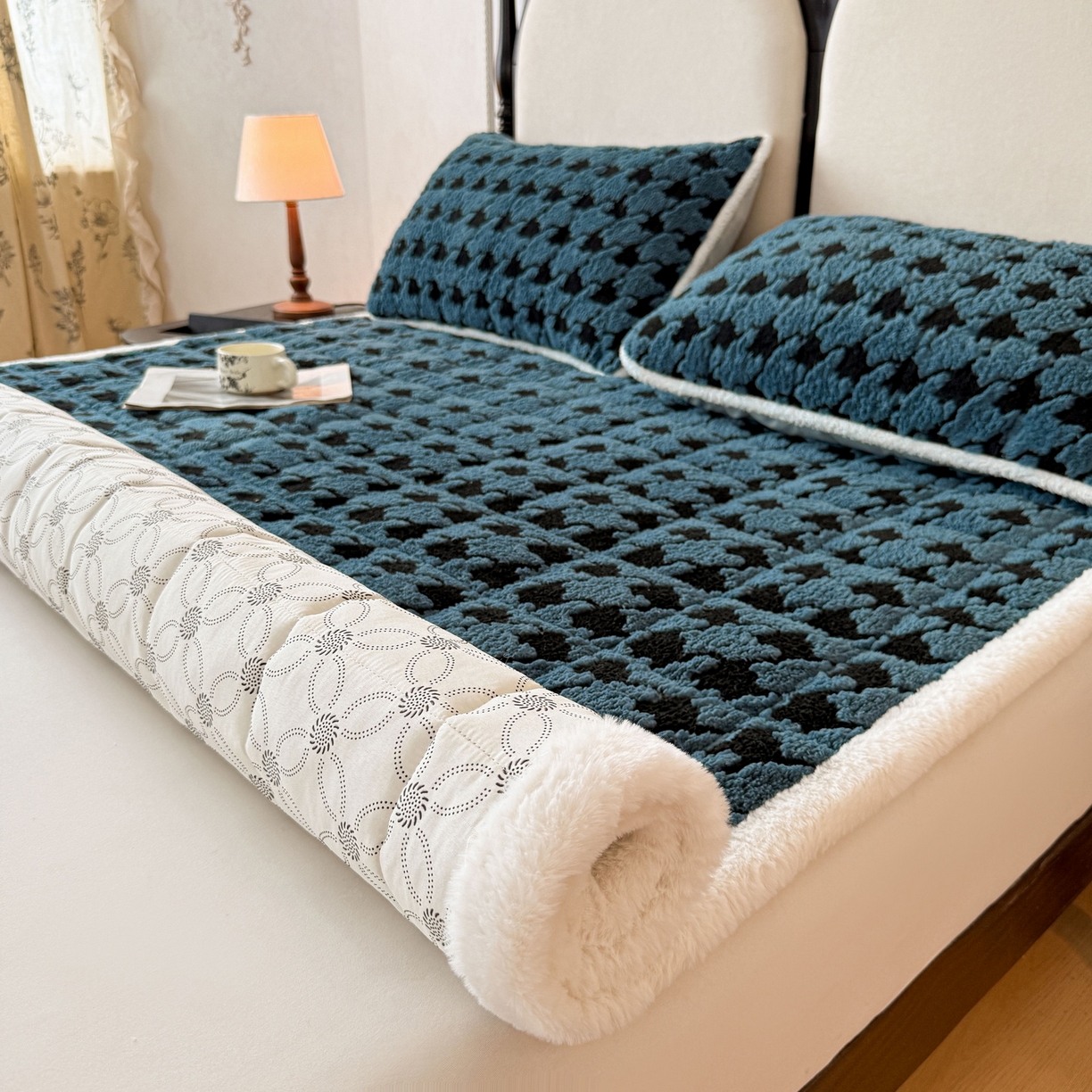 91家纺网 家纺一手货源 找家纺 LIFE.丽芙 2025秋冬新款色纱提花舒棉绒加厚夹棉床垫床护垫单件简约床褥床垫子三件套 千鸟格-蓝灰