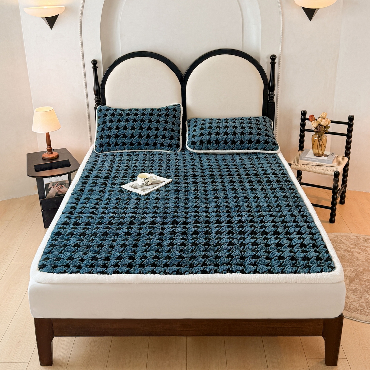 91家纺网 家纺一手货源 找家纺 LIFE.丽芙 2025秋冬新款色纱提花舒棉绒加厚夹棉床垫床护垫单件简约床褥床垫子三件套 千鸟格-蓝灰