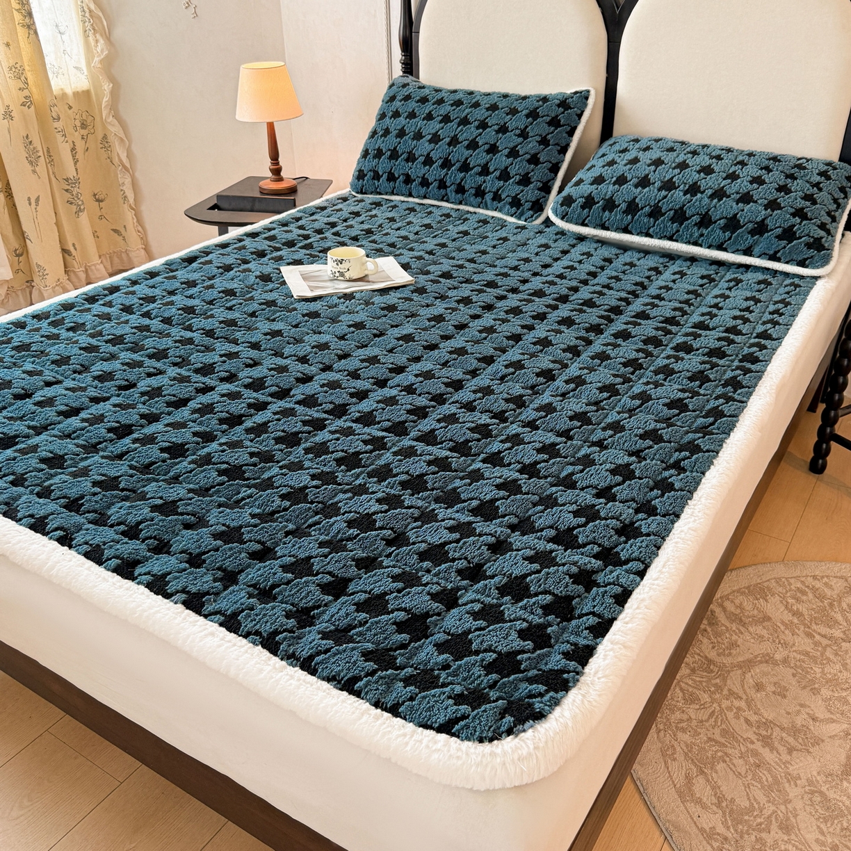 91家纺网 家纺一手货源 找家纺 LIFE.丽芙 2025秋冬新款色纱提花舒棉绒加厚夹棉床垫床护垫单件简约床褥床垫子三件套 千鸟格-蓝灰