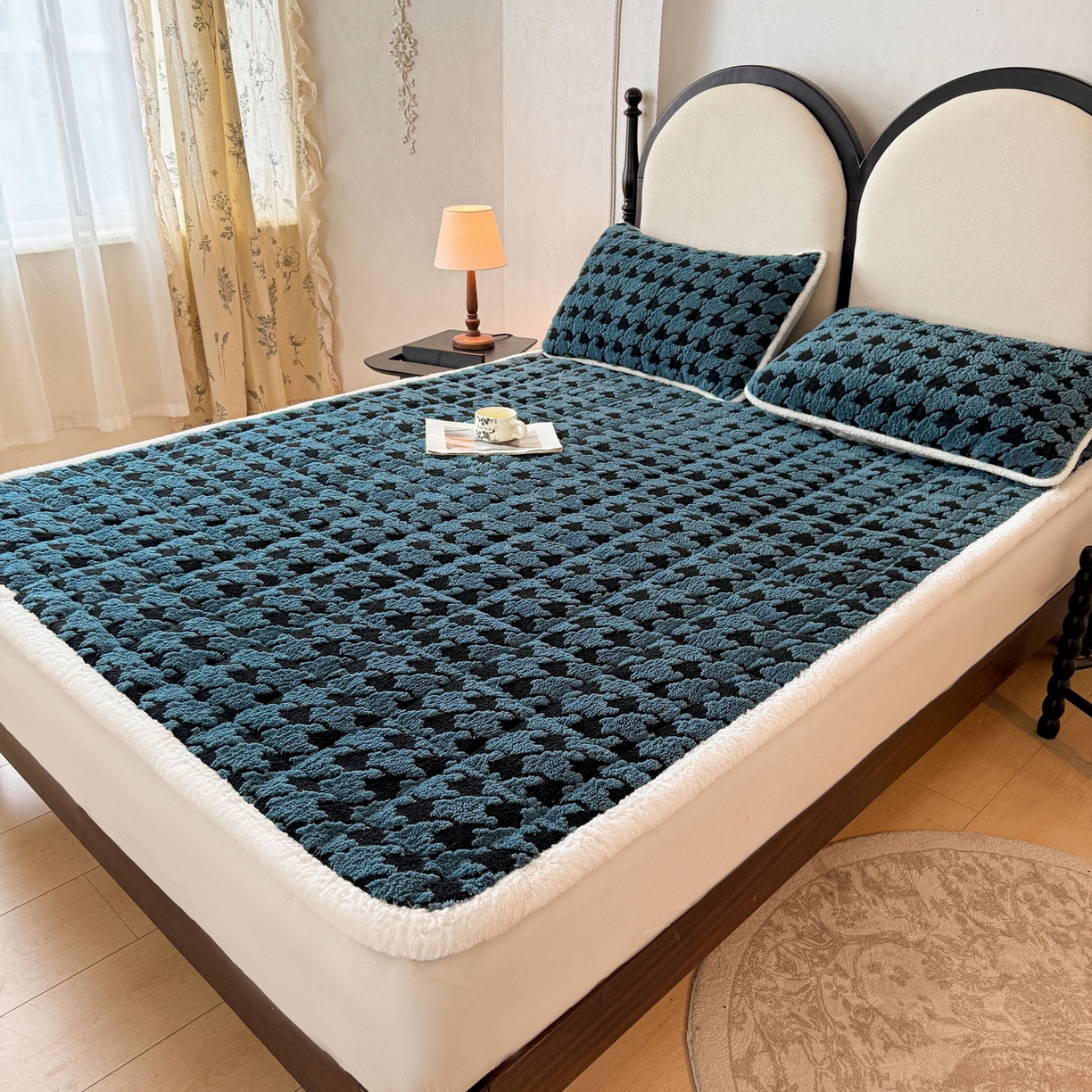 91家纺网 家纺一手货源 找家纺 LIFE.丽芙 2025秋冬新款色纱提花舒棉绒加厚夹棉床垫床护垫单件简约床褥床垫子三件套 千鸟格-蓝灰