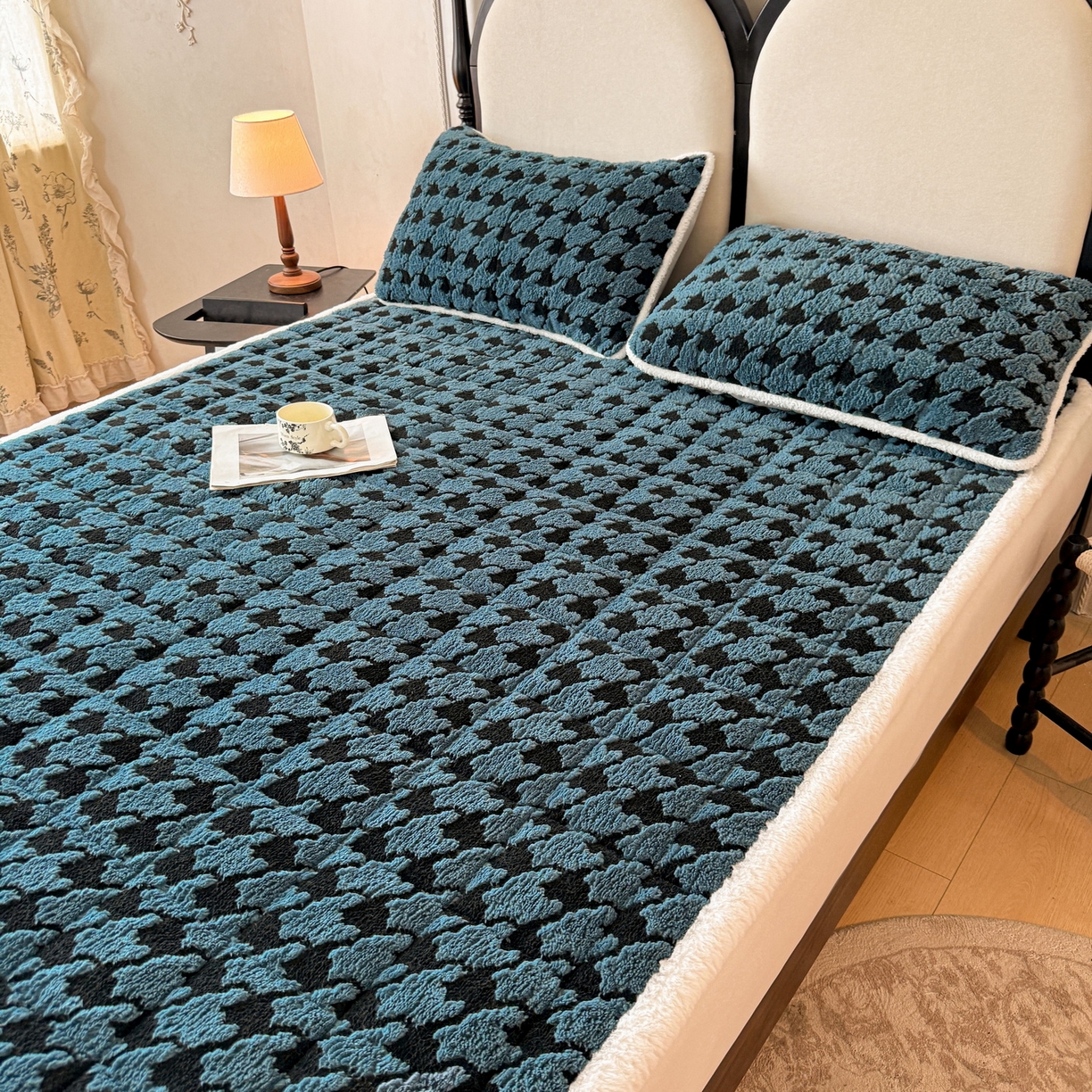 91家纺网 家纺一手货源 找家纺 LIFE.丽芙 2025秋冬新款色纱提花舒棉绒加厚夹棉床垫床护垫单件简约床褥床垫子三件套 千鸟格-蓝灰