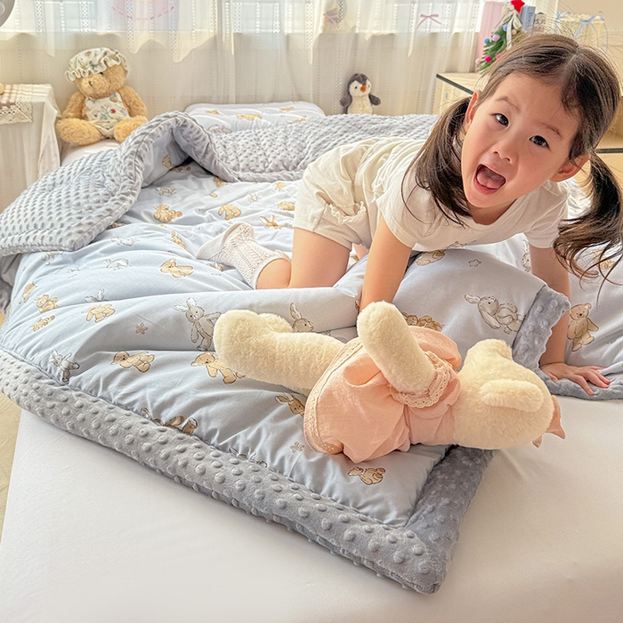 91家纺网 家纺一手货源 找家纺 十九色 2025秋冬新款全棉豆豆被春秋被被子被芯 小布偶