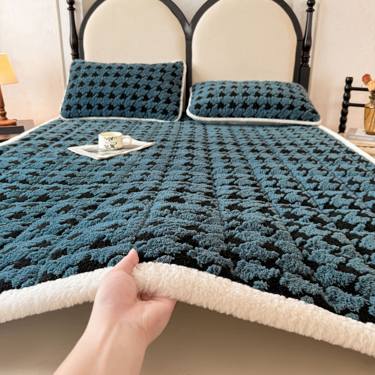 91家纺网 家纺一手货源 找家纺 LIFE.丽芙 2025秋冬新款色纱提花舒棉绒加厚夹棉床垫床护垫单件简约床褥床垫子三件套 千鸟格-蓝灰