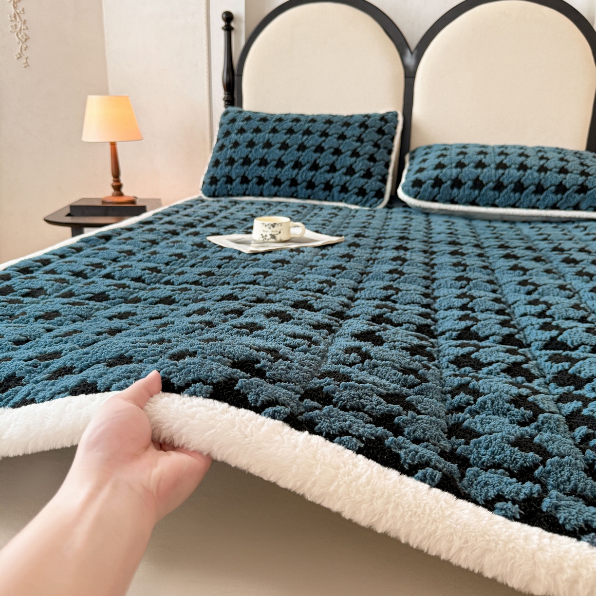 91家纺网 家纺一手货源 找家纺 LIFE.丽芙 2025秋冬新款色纱提花舒棉绒加厚夹棉床垫床护垫单件简约床褥床垫子三件套 千鸟格-蓝灰