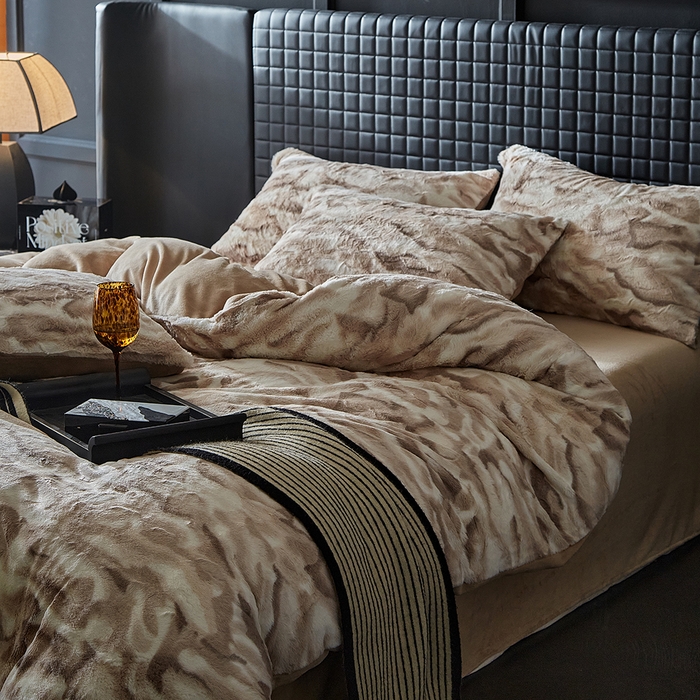 91家纺网 家纺一手货源 找家纺 缘生活 2025新款消光印花绒四件套年轻时尚 消光印花绒-卡其