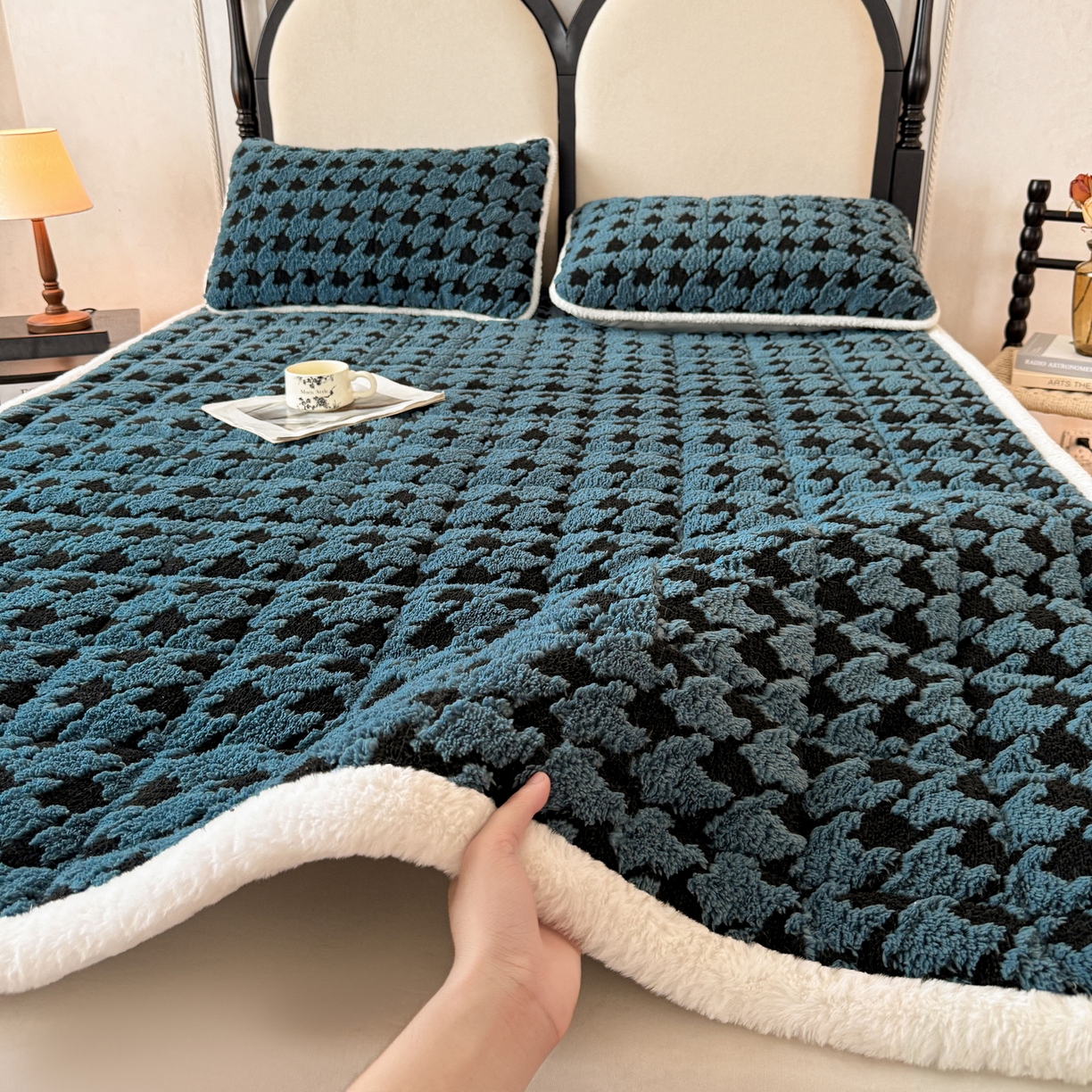 91家纺网 家纺一手货源 找家纺 LIFE.丽芙 2025秋冬新款色纱提花舒棉绒加厚夹棉床垫床护垫单件简约床褥床垫子三件套 千鸟格-蓝灰