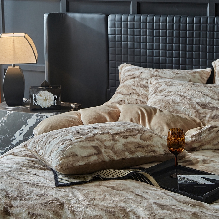 91家纺网 家纺一手货源 找家纺 缘生活 2025新款消光印花绒四件套年轻时尚 消光印花绒-卡其