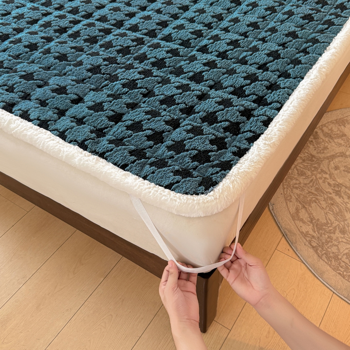 91家纺网 家纺一手货源 找家纺 LIFE.丽芙 2025秋冬新款色纱提花舒棉绒加厚夹棉床垫床护垫单件简约床褥床垫子三件套 千鸟格-蓝灰