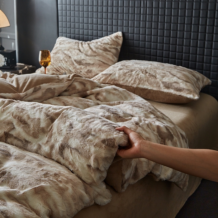 91家纺网 家纺一手货源 找家纺 缘生活 2025新款消光印花绒四件套年轻时尚 消光印花绒-卡其