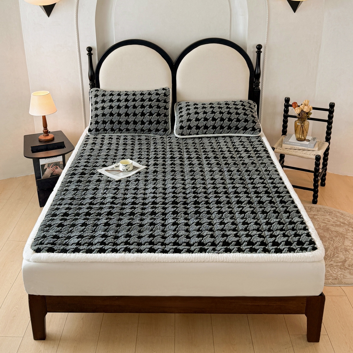 91家纺网 家纺一手货源 找家纺 LIFE.丽芙 2025秋冬新款色纱提花舒棉绒加厚夹棉床垫床护垫单件简约床褥床垫子三件套 千鸟格-灰色