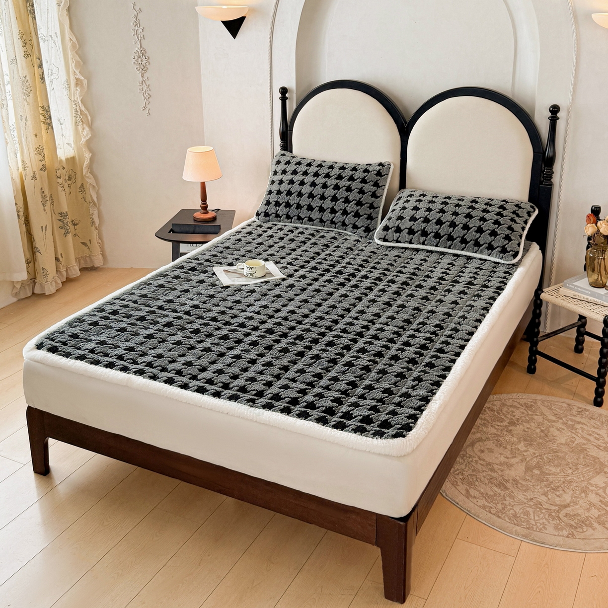 91家纺网 家纺一手货源 找家纺 LIFE.丽芙 2025秋冬新款色纱提花舒棉绒加厚夹棉床垫床护垫单件简约床褥床垫子三件套 千鸟格-灰色