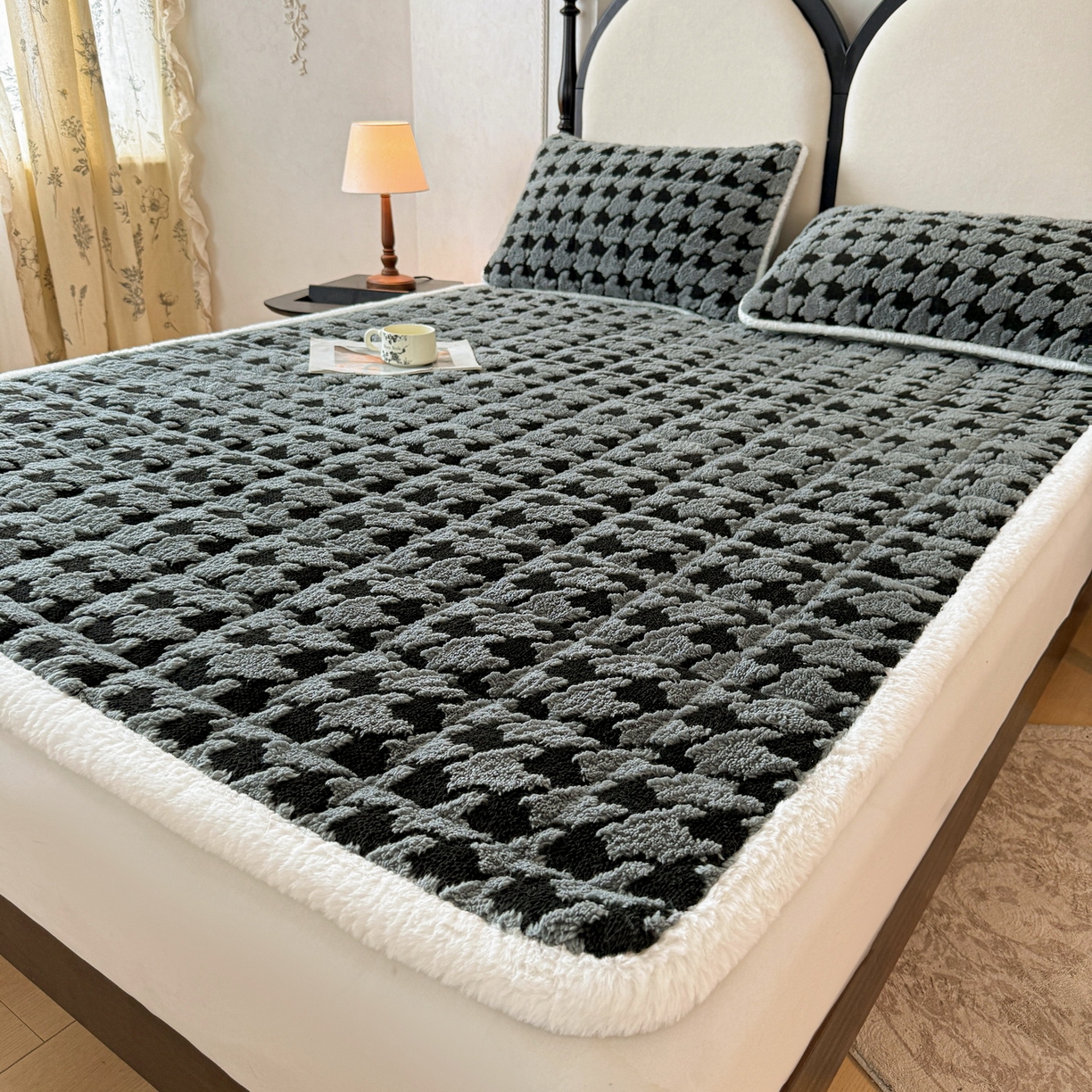 91家纺网 家纺一手货源 找家纺 LIFE.丽芙 2025秋冬新款色纱提花舒棉绒加厚夹棉床垫床护垫单件简约床褥床垫子三件套 千鸟格-灰色