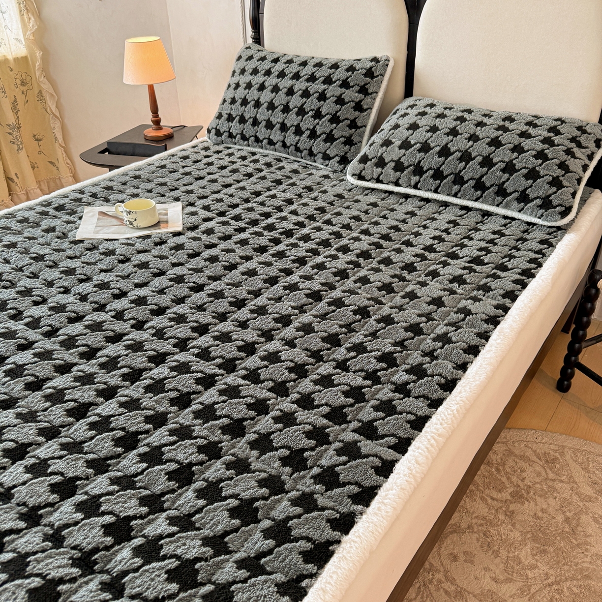 91家纺网 家纺一手货源 找家纺 LIFE.丽芙 2025秋冬新款色纱提花舒棉绒加厚夹棉床垫床护垫单件简约床褥床垫子三件套 千鸟格-灰色