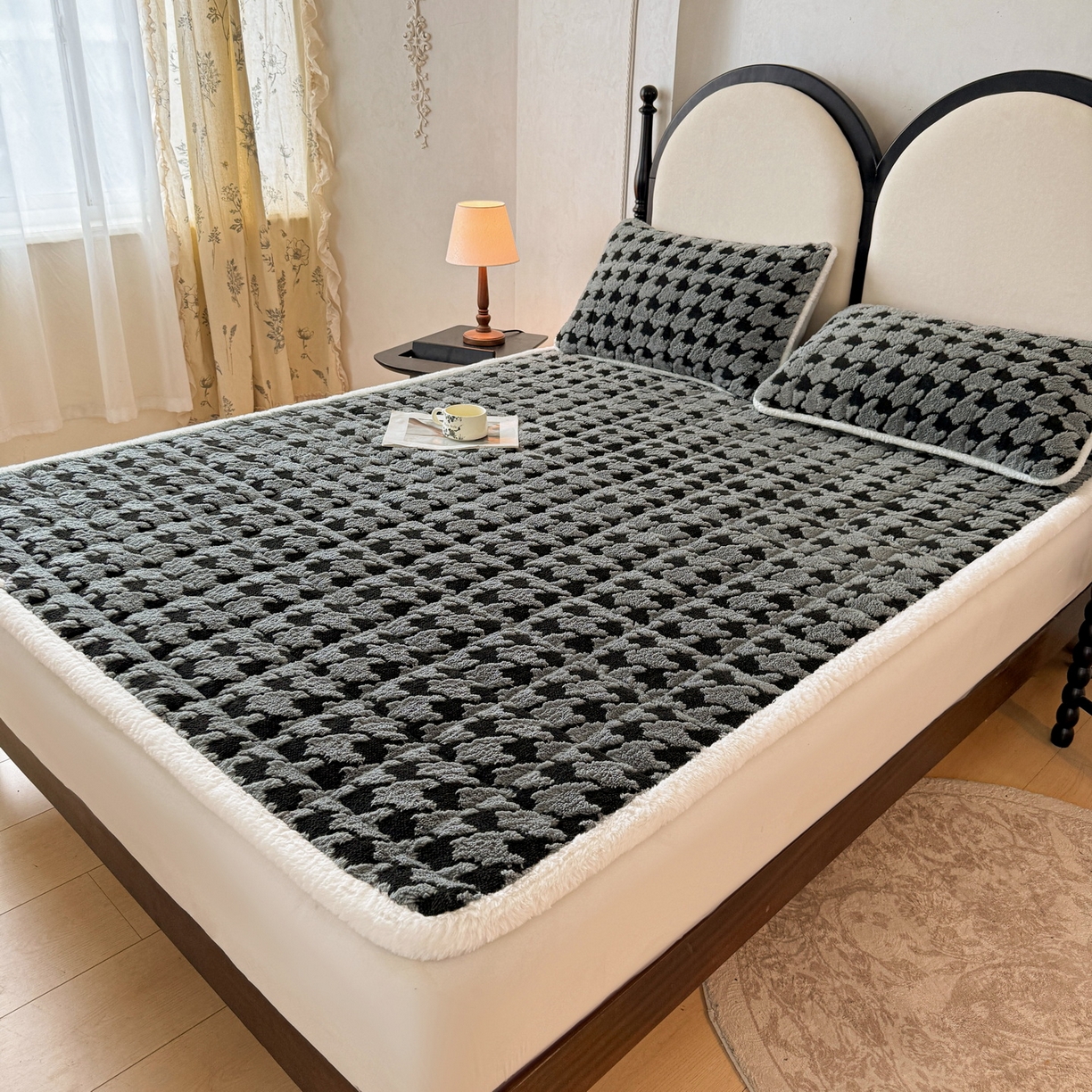 91家纺网 家纺一手货源 找家纺 LIFE.丽芙 2025秋冬新款色纱提花舒棉绒加厚夹棉床垫床护垫单件简约床褥床垫子三件套 千鸟格-灰色