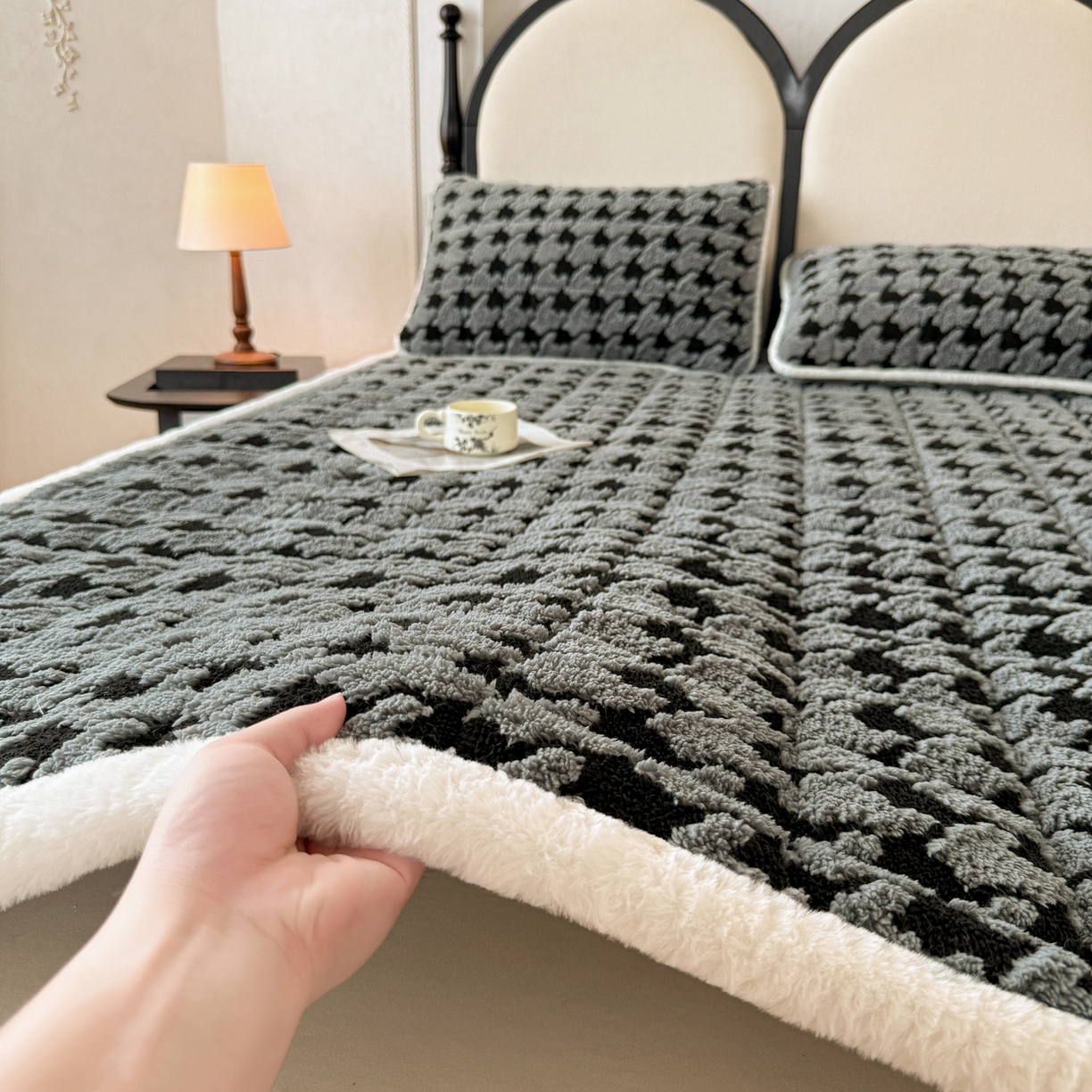 91家纺网 家纺一手货源 找家纺 LIFE.丽芙 2025秋冬新款色纱提花舒棉绒加厚夹棉床垫床护垫单件简约床褥床垫子三件套 千鸟格-灰色