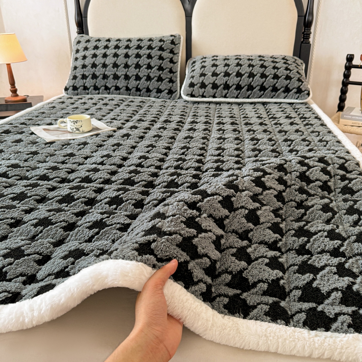 91家纺网 家纺一手货源 找家纺 LIFE.丽芙 2025秋冬新款色纱提花舒棉绒加厚夹棉床垫床护垫单件简约床褥床垫子三件套 千鸟格-灰色