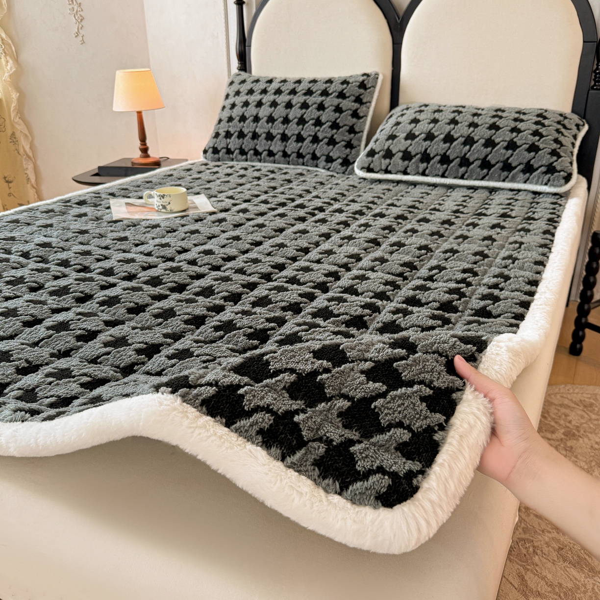 91家纺网 家纺一手货源 找家纺 LIFE.丽芙 2025秋冬新款色纱提花舒棉绒加厚夹棉床垫床护垫单件简约床褥床垫子三件套 千鸟格-灰色