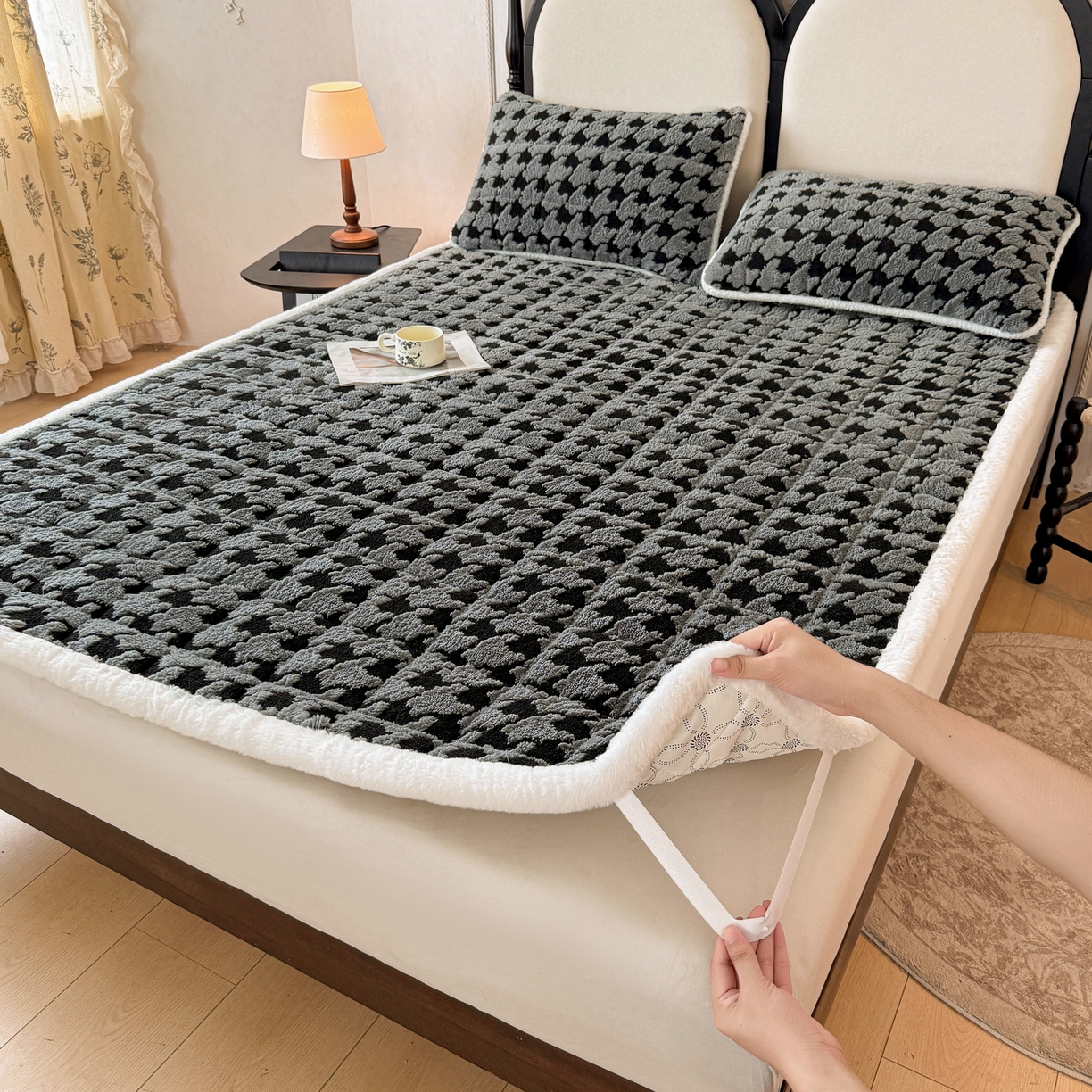 91家纺网 家纺一手货源 找家纺 LIFE.丽芙 2025秋冬新款色纱提花舒棉绒加厚夹棉床垫床护垫单件简约床褥床垫子三件套 千鸟格-灰色