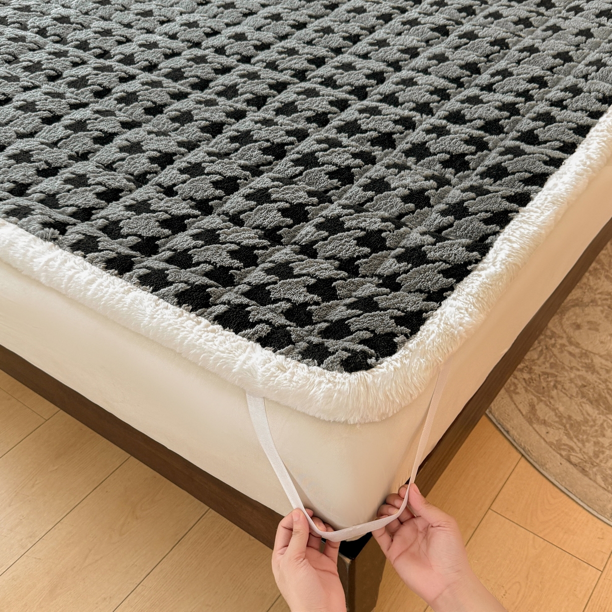 91家纺网 家纺一手货源 找家纺 LIFE.丽芙 2025秋冬新款色纱提花舒棉绒加厚夹棉床垫床护垫单件简约床褥床垫子三件套 千鸟格-灰色