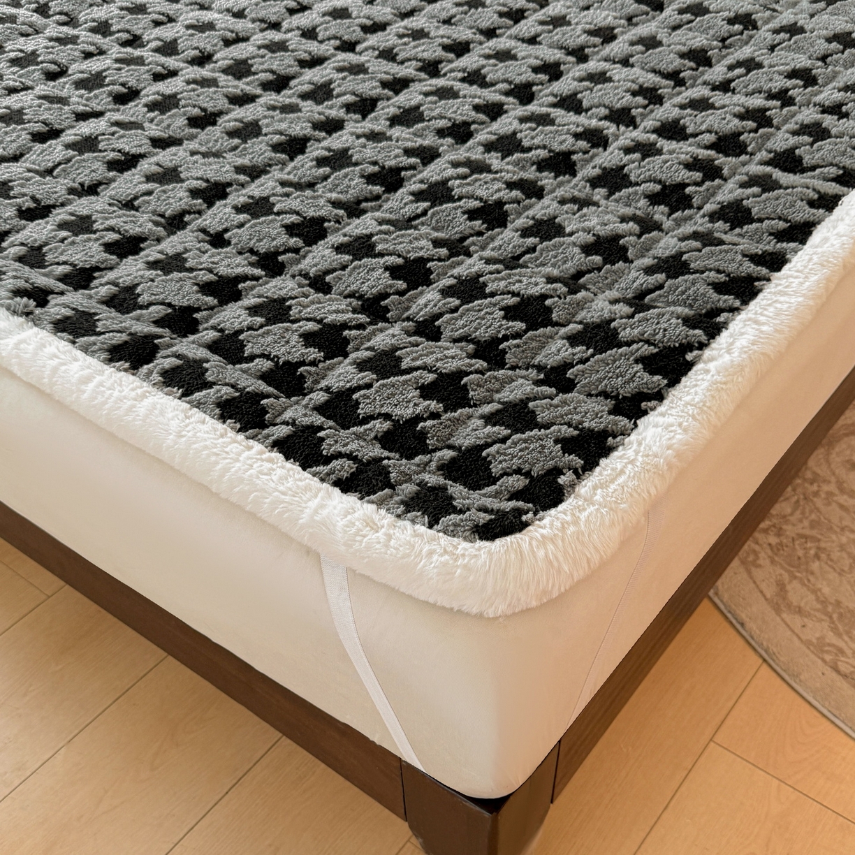 91家纺网 家纺一手货源 找家纺 LIFE.丽芙 2025秋冬新款色纱提花舒棉绒加厚夹棉床垫床护垫单件简约床褥床垫子三件套 千鸟格-灰色