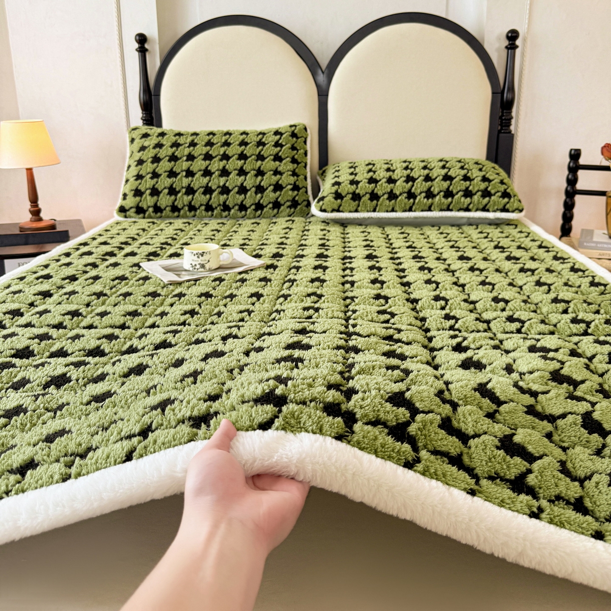 91家纺网 家纺一手货源 找家纺 LIFE.丽芙 2025秋冬新款色纱提花舒棉绒加厚夹棉床垫床护垫单件简约床褥床垫子三件套 千鸟格-草绿