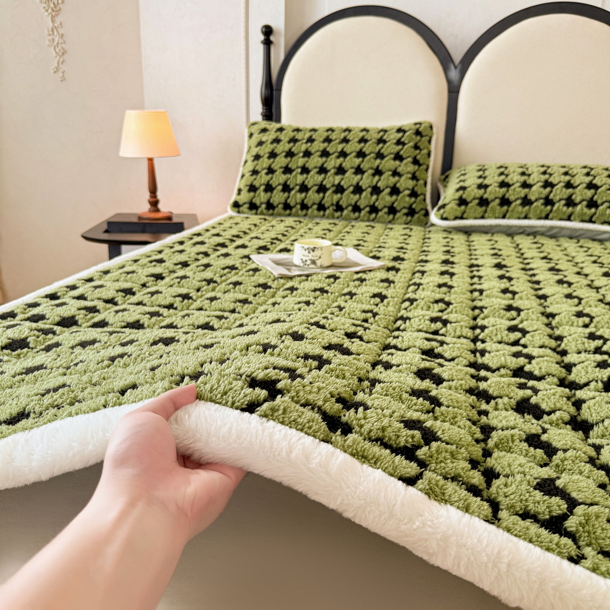 91家纺网 家纺一手货源 找家纺 LIFE.丽芙 2025秋冬新款色纱提花舒棉绒加厚夹棉床垫床护垫单件简约床褥床垫子三件套 千鸟格-草绿