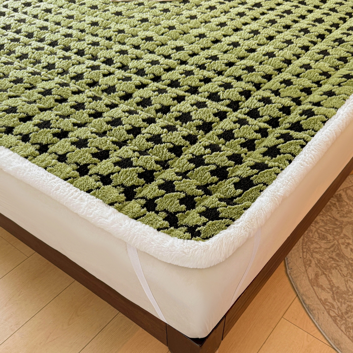 91家纺网 家纺一手货源 找家纺 LIFE.丽芙 2025秋冬新款色纱提花舒棉绒加厚夹棉床垫床护垫单件简约床褥床垫子三件套 千鸟格-草绿