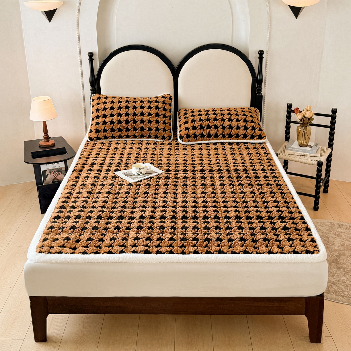 91家纺网 家纺一手货源 找家纺 LIFE.丽芙 2025秋冬新款色纱提花舒棉绒加厚夹棉床垫床护垫单件简约床褥床垫子三件套 千鸟格-黄棕