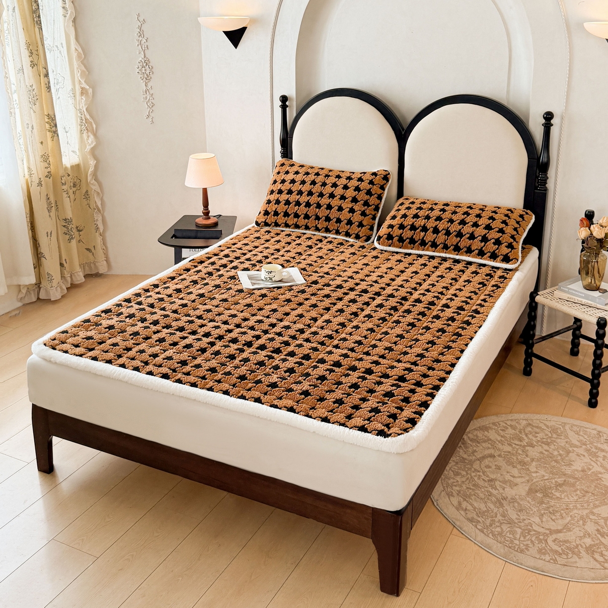 91家纺网 家纺一手货源 找家纺 LIFE.丽芙 2025秋冬新款色纱提花舒棉绒加厚夹棉床垫床护垫单件简约床褥床垫子三件套 千鸟格-黄棕