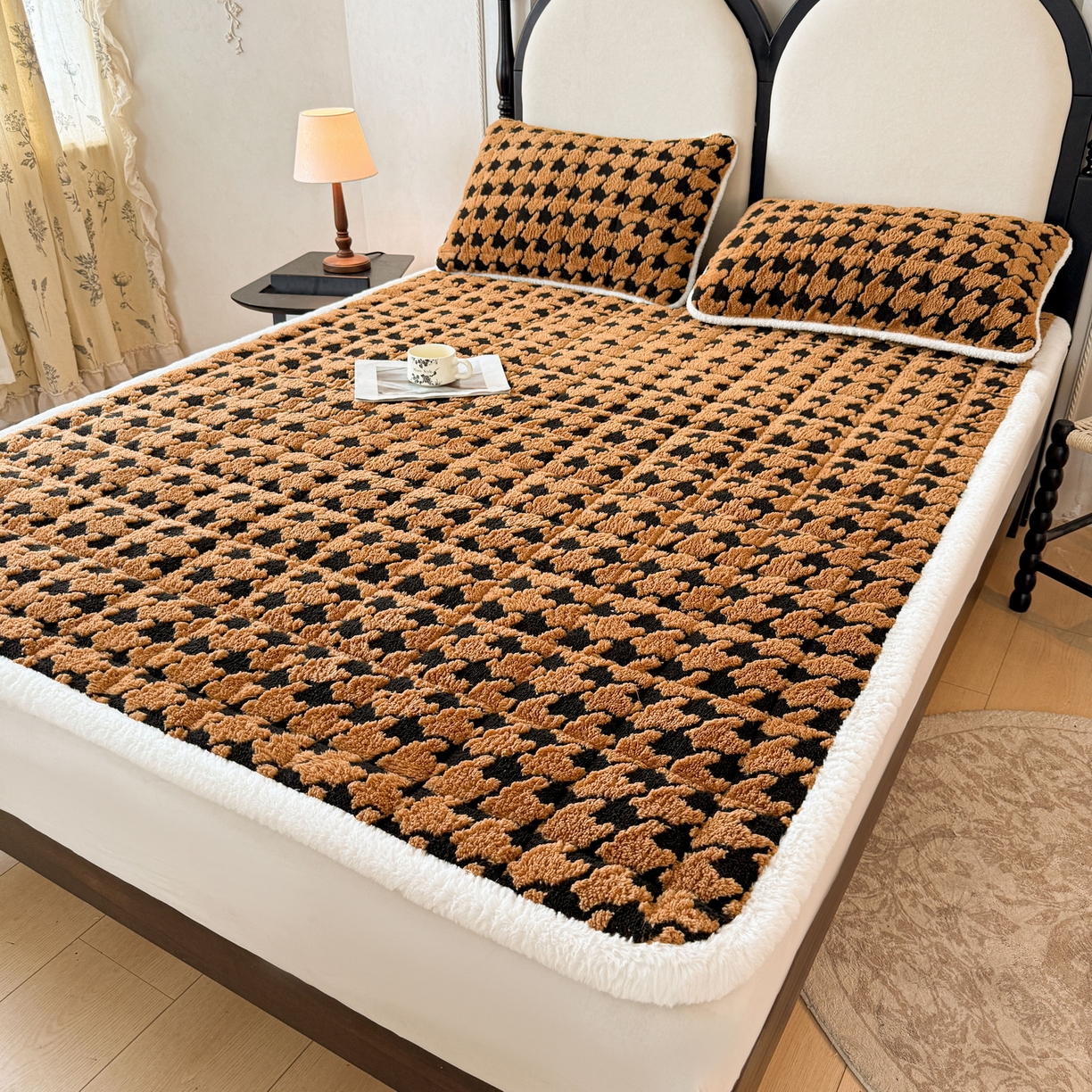 91家纺网 家纺一手货源 找家纺 LIFE.丽芙 2025秋冬新款色纱提花舒棉绒加厚夹棉床垫床护垫单件简约床褥床垫子三件套 千鸟格-黄棕