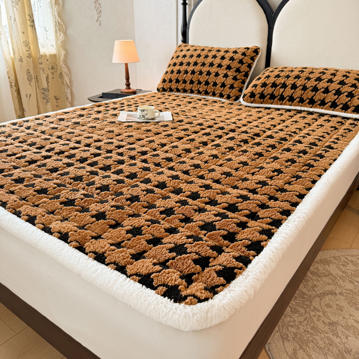 91家纺网 家纺一手货源 找家纺 LIFE.丽芙 2025秋冬新款色纱提花舒棉绒加厚夹棉床垫床护垫单件简约床褥床垫子三件套 千鸟格-黄棕