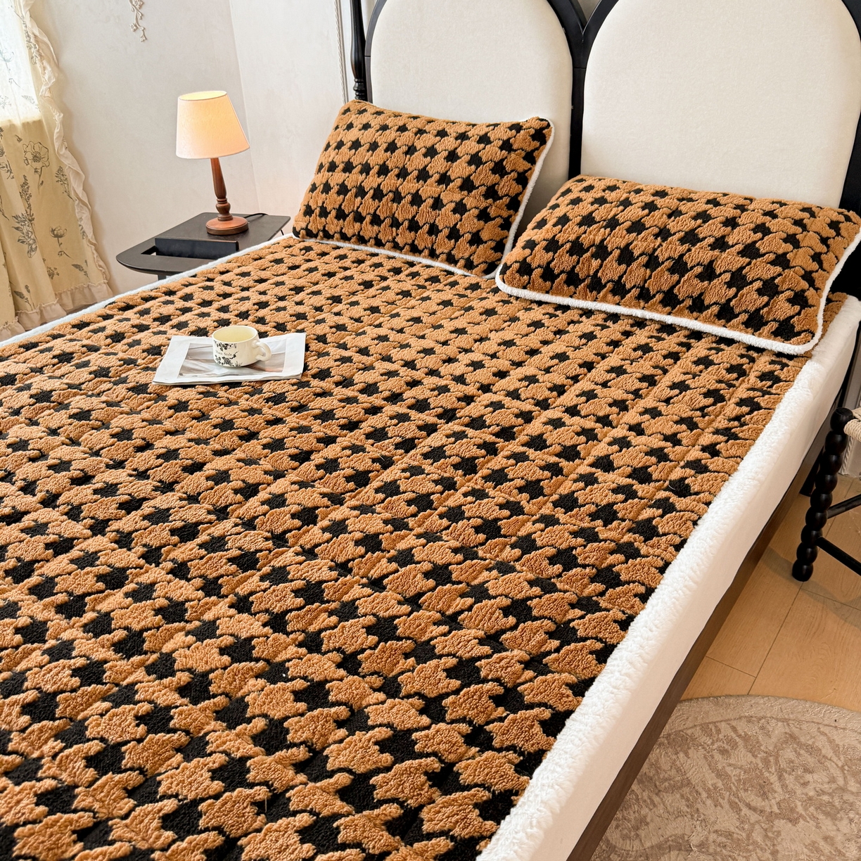 91家纺网 家纺一手货源 找家纺 LIFE.丽芙 2025秋冬新款色纱提花舒棉绒加厚夹棉床垫床护垫单件简约床褥床垫子三件套 千鸟格-黄棕