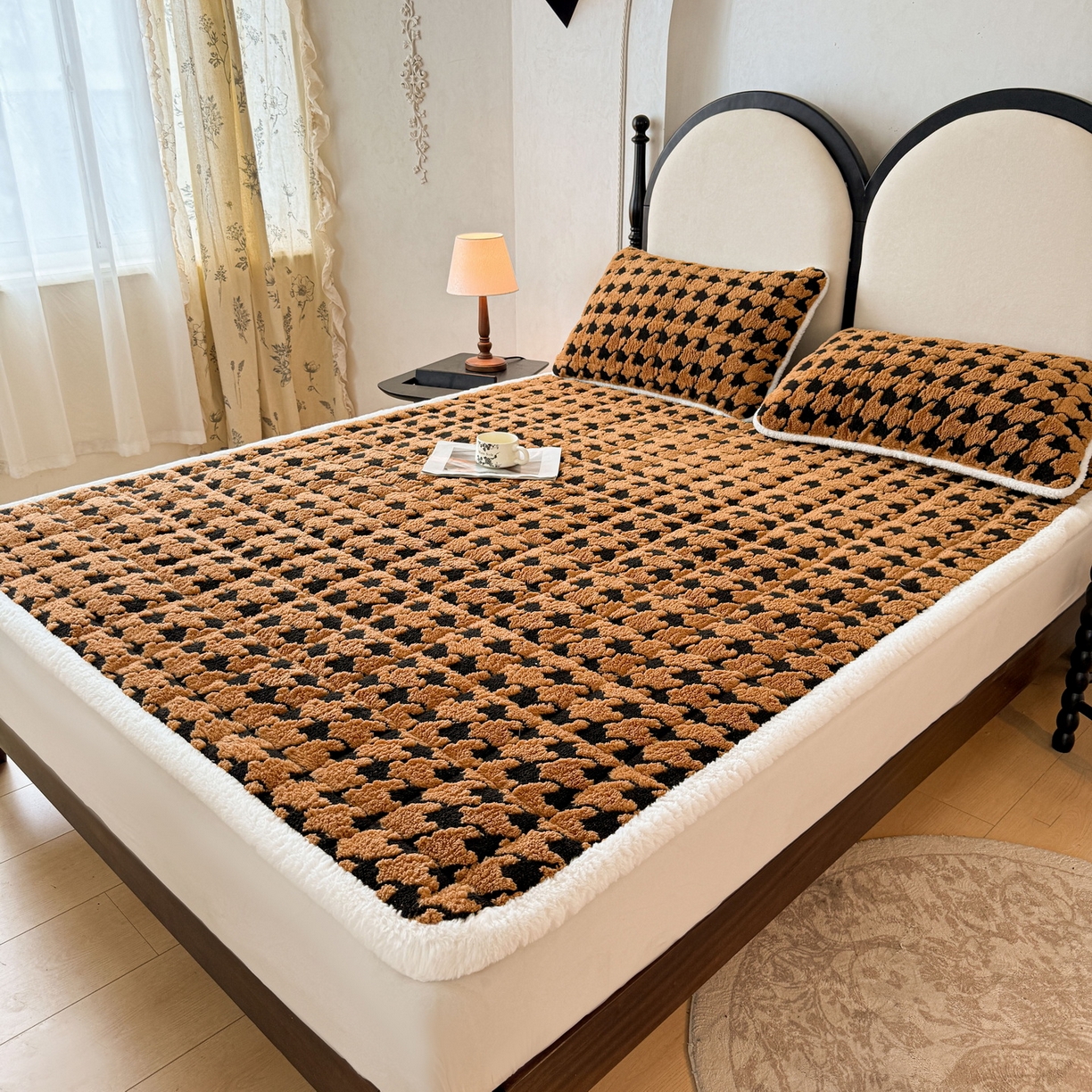 91家纺网 家纺一手货源 找家纺 LIFE.丽芙 2025秋冬新款色纱提花舒棉绒加厚夹棉床垫床护垫单件简约床褥床垫子三件套 千鸟格-黄棕