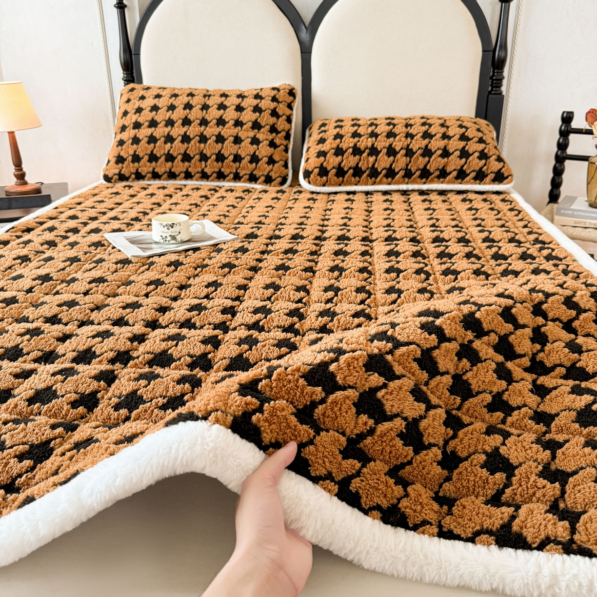 91家纺网 家纺一手货源 找家纺 LIFE.丽芙 2025秋冬新款色纱提花舒棉绒加厚夹棉床垫床护垫单件简约床褥床垫子三件套 千鸟格-黄棕