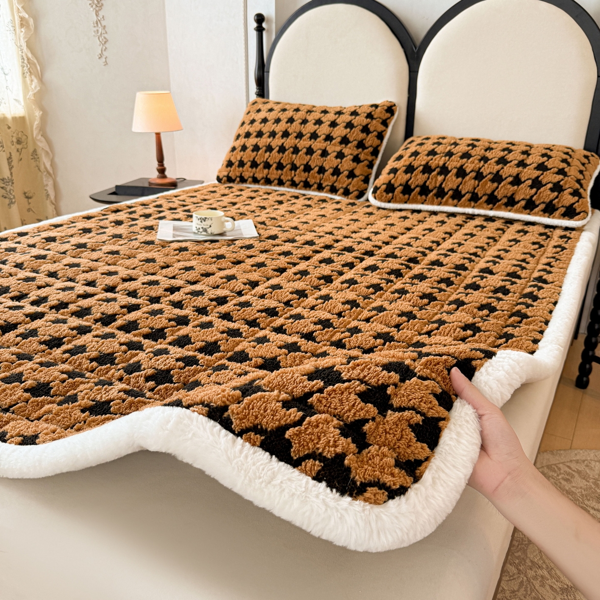 91家纺网 家纺一手货源 找家纺 LIFE.丽芙 2025秋冬新款色纱提花舒棉绒加厚夹棉床垫床护垫单件简约床褥床垫子三件套 千鸟格-黄棕