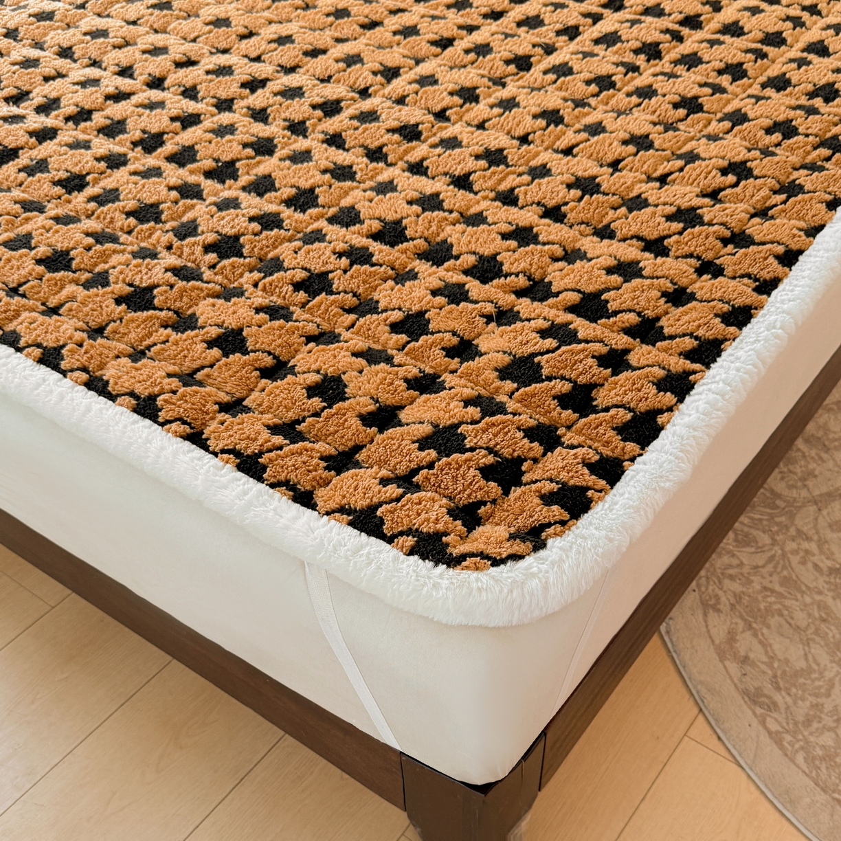 91家纺网 家纺一手货源 找家纺 LIFE.丽芙 2025秋冬新款色纱提花舒棉绒加厚夹棉床垫床护垫单件简约床褥床垫子三件套 千鸟格-黄棕