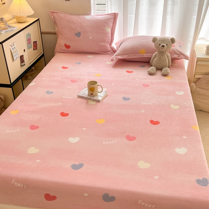 91家纺网 家纺一手货源 找家纺 寻米 2025新款高克重加厚保暖牛奶绒床笠-大床图 爱心星语