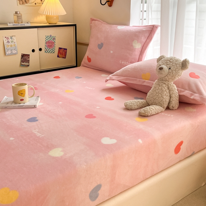 91家纺网 家纺一手货源 找家纺 寻米 2025新款高克重加厚保暖牛奶绒床笠-大床图 爱心星语