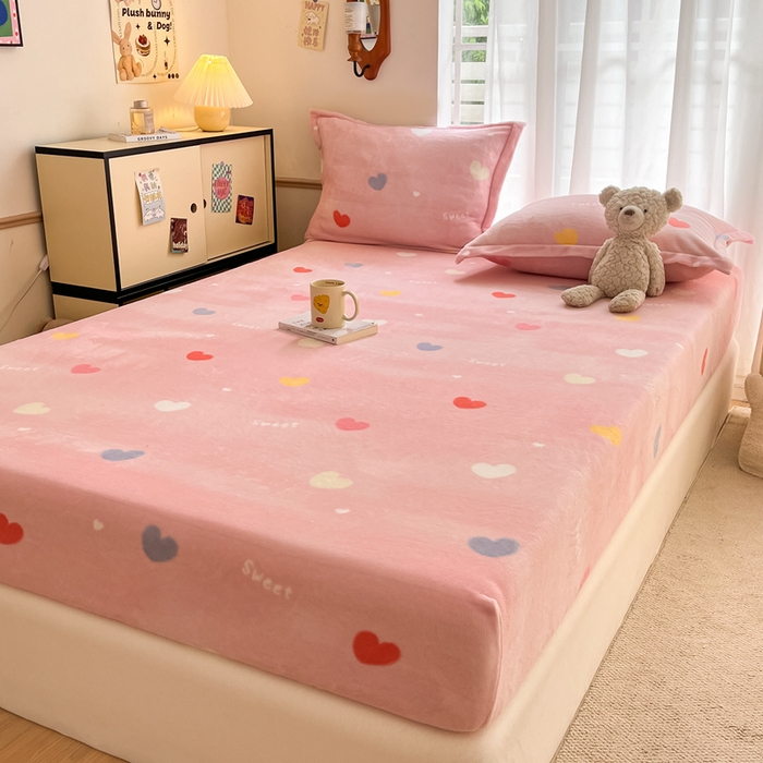 91家纺网 家纺一手货源 找家纺 寻米 2025新款高克重加厚保暖牛奶绒床笠-大床图 爱心星语