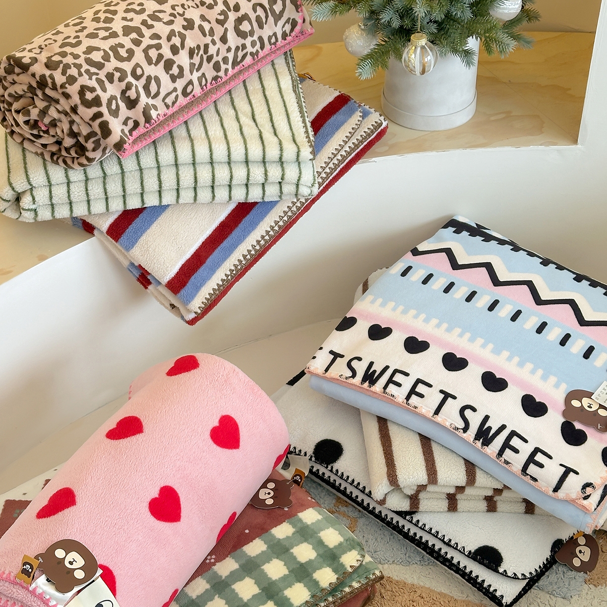 91家纺网 家纺一手货源 找家纺 （总）桃子家居 2025新款A类ins加厚半边绒米粒绒牛奶绒三角针贝壳边多功能毛毯毯子