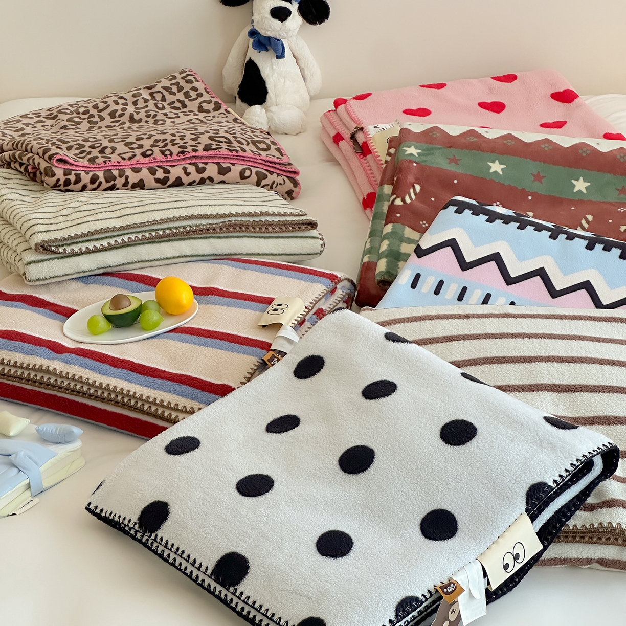 91家纺网 家纺一手货源 找家纺 （总）桃子家居 2025新款A类ins加厚半边绒米粒绒牛奶绒三角针贝壳边多功能毛毯毯子