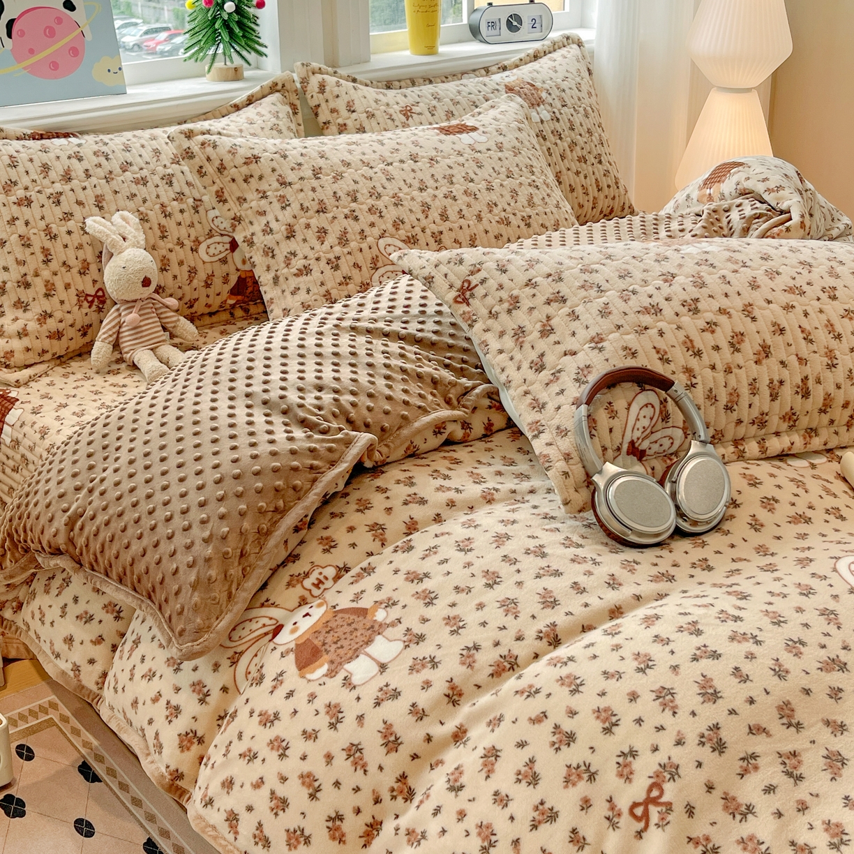 91家纺网 家纺一手货源 找家纺 元熙 2025新款印花小清新韩国绒牛奶绒豆豆床盖四件套-织梦时空