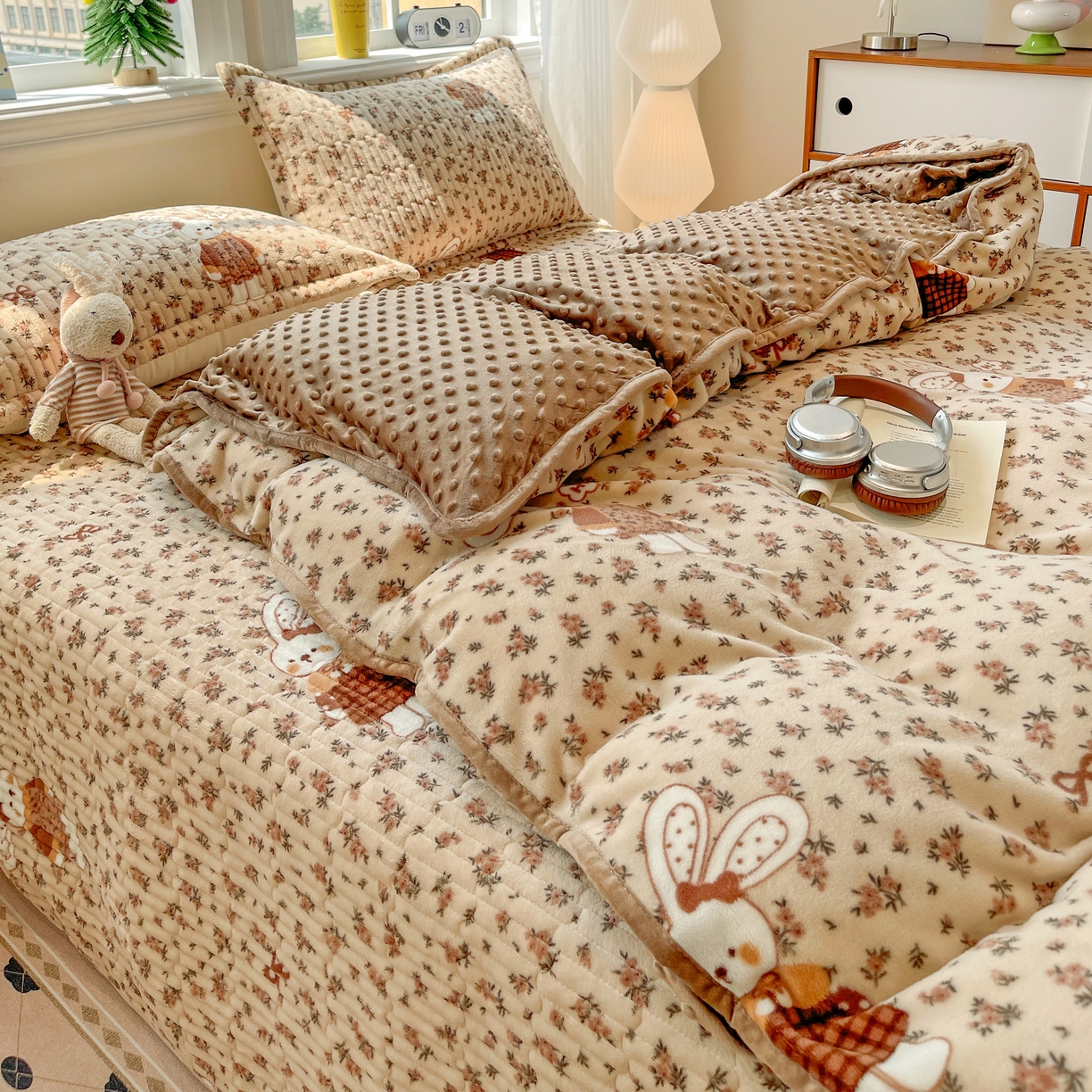 91家纺网 家纺一手货源 找家纺 元熙 2025新款印花小清新韩国绒牛奶绒豆豆床盖四件套-织梦时空