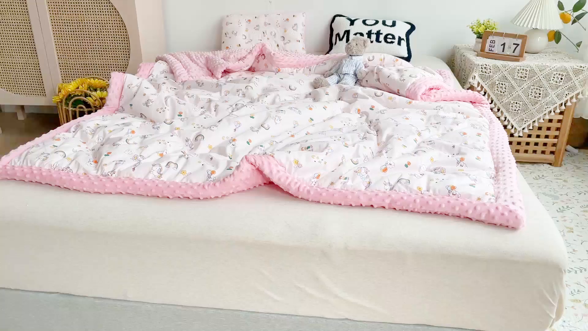 91家纺网 家纺一手货源 找家纺 十九色 2025秋冬新款全棉豆豆被春秋被被子被芯 彩虹小马