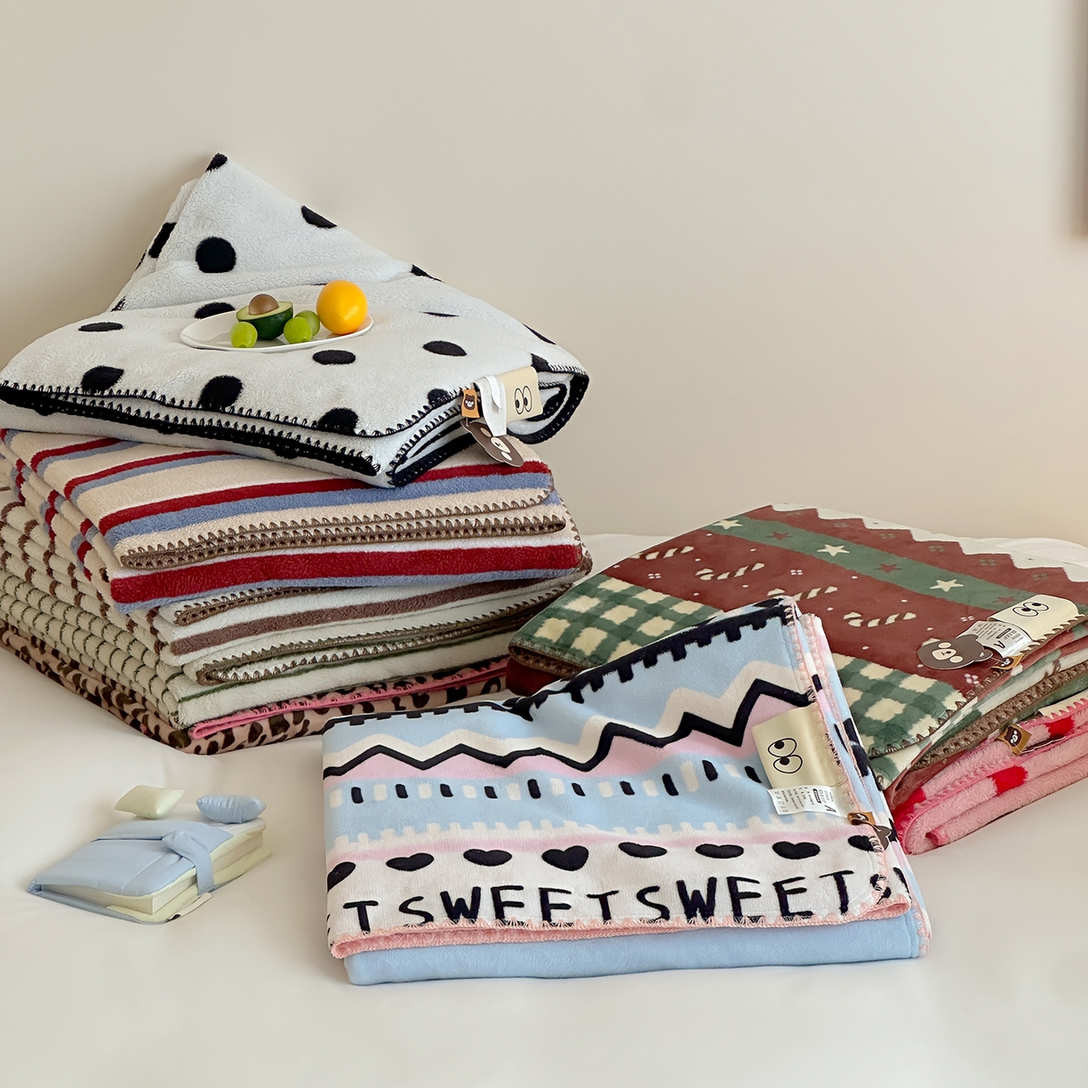 91家纺网 家纺一手货源 找家纺 桃子家居 2025新款A类ins加厚半边绒米粒绒牛奶绒三角针贝壳边多功能毛毯毯子 组合图仅供展示不可下单