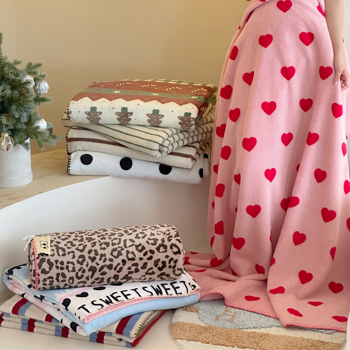 91家纺网 家纺一手货源 找家纺 桃子家居 2025新款A类ins加厚半边绒米粒绒牛奶绒三角针贝壳边多功能毛毯毯子 组合图仅供展示不可下单