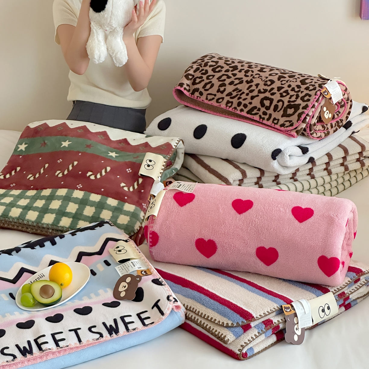 91家纺网 家纺一手货源 找家纺 桃子家居 2025新款A类ins加厚半边绒米粒绒牛奶绒三角针贝壳边多功能毛毯毯子 组合图仅供展示不可下单